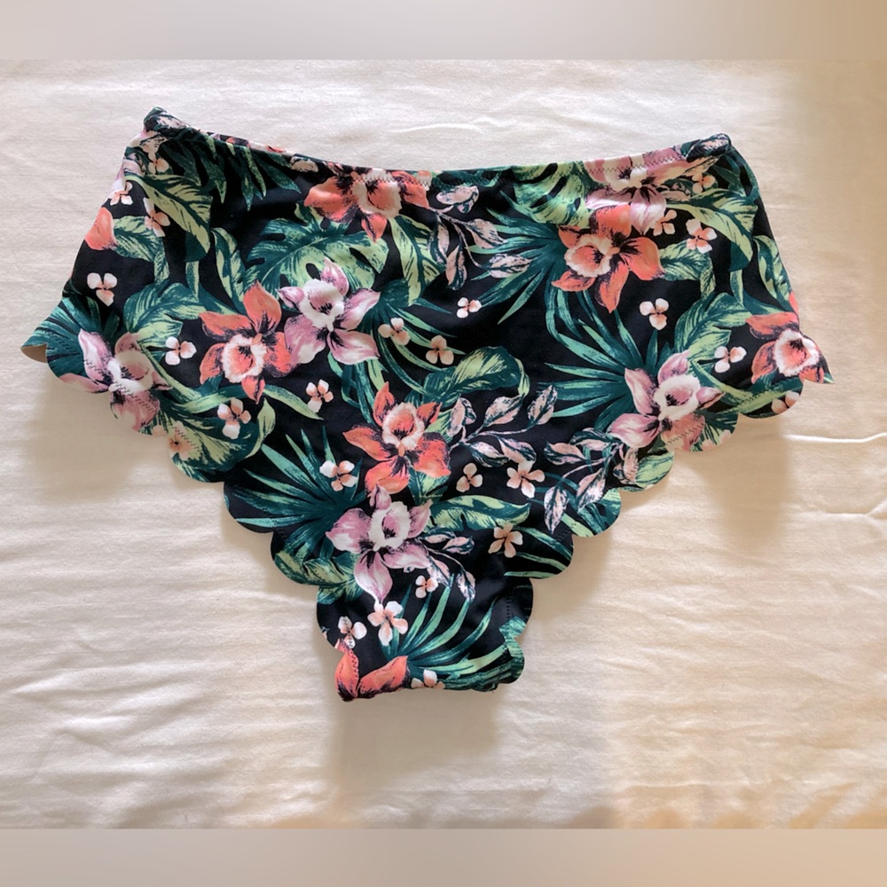 Vanilla/Beach Floral‎ Scalloped Bikini Bottom size Medium - Picture 2 of 5